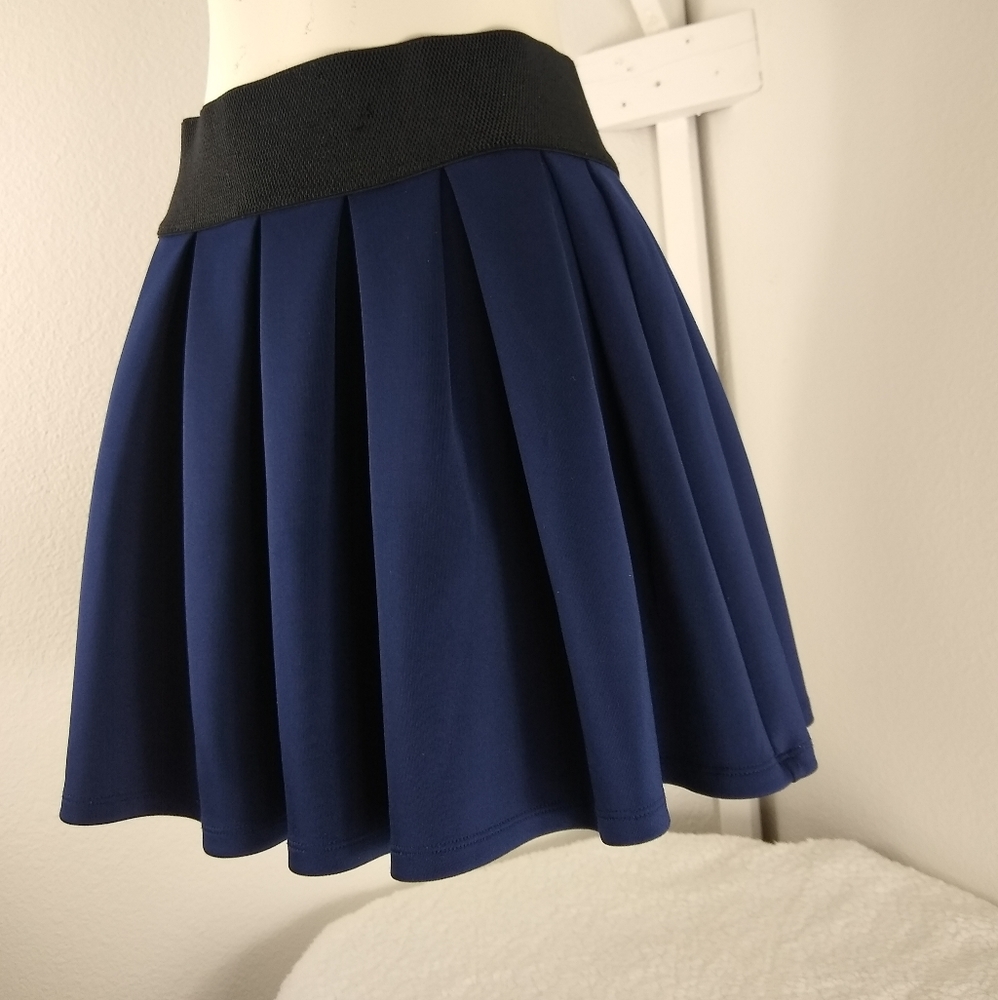Forever 21 
Skater mini Skirt
sz M Elastic Waist